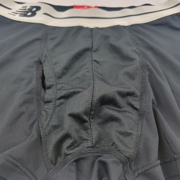 New Balance silky dri fit mesh breathable panel 2.5" Inseam  black size Medium - Picture 2 of 4